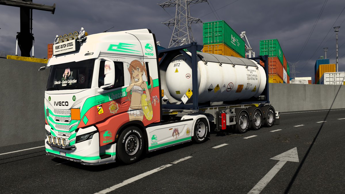 juihua780413's tweet photo. 塩素ガスのISOタンクコンテナを積んだトレーラーを牽引しながら、『艦これ』のリベッチオ（水着姿）のラッピングを施したIVECO S-Wayを運転するのって、最高にクールだと思いませんか？
( *︾▽︾)
#EuroTruckSimulator2 #ETS2 #艦これ #リベッチオ #IVECO #IVECOTrucks #IVECOSWay https://t.co/vnRg1waWLM