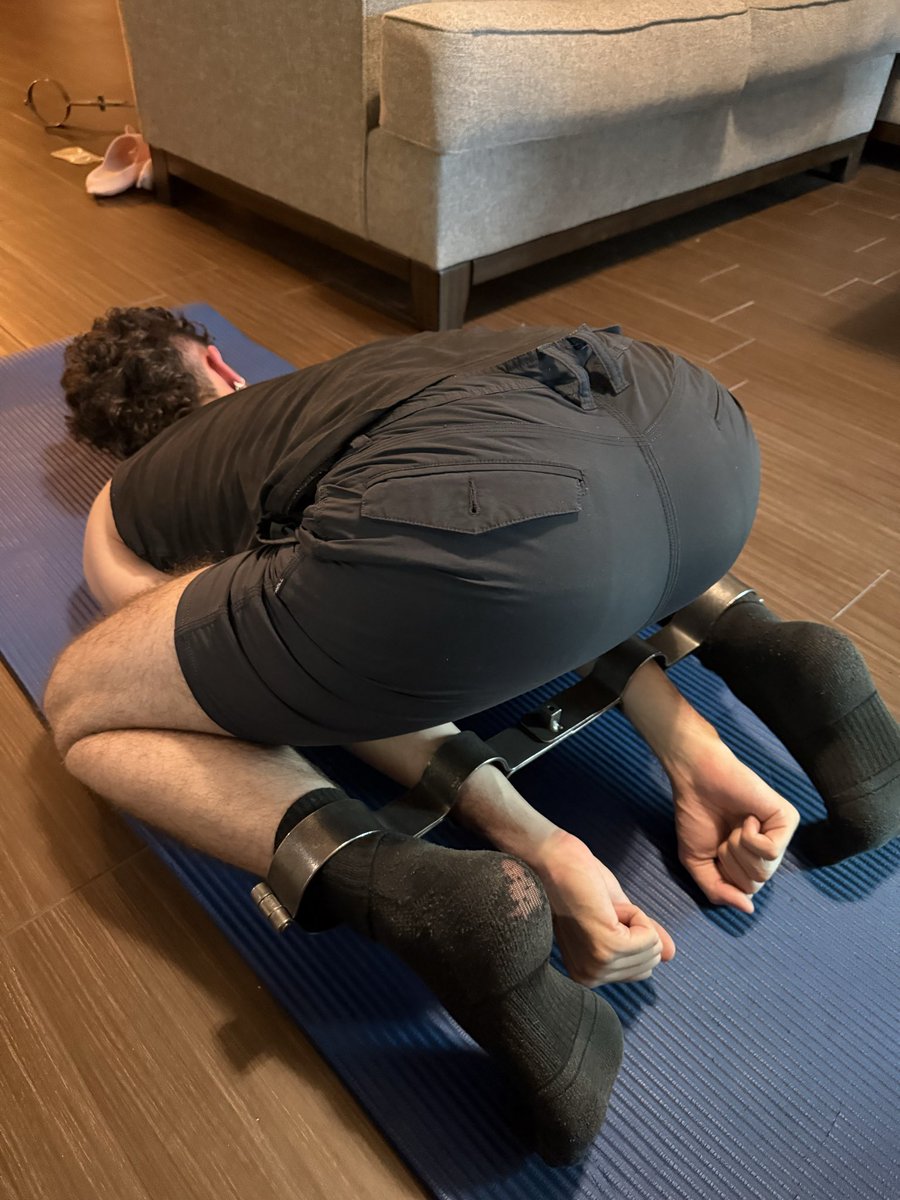 LeoAmadoXXX's tweet photo. somehow i keep finding myself in this position 🥵 #gaybdsm #gaybondage #gaysocks #hogtie https://t.co/oVVa3zIykv