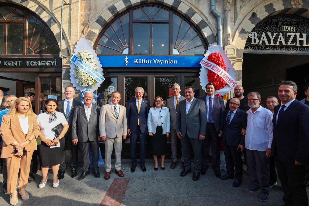 yakaribrahim's tweet photo. Gaziantep Valimiz Kemal Çeber, Gaziantep Büyükşehir Belediye Başkanımız  Fatma Şahin ve Türkiye İş Bankası Yönetim Kurulu Başkanı Adnan Bali'nin teşrifleriyle. Gaziantep Kent Konseyi Başkanı Erdem Güzelbey’in ev sahipliğinde Türkiye İş Bankası Kültür Yayınları Kitabevi’nin açılışını gerçekleştirildi.

Açılış töreninde, GBB Kültür A.Ş. olarak Gazikültür Yayınlarımızdan çıkan seçkin kitap ve dergilerimizi kendilerine yakından tanıtma fırsatı bulduk. Şehrimizin kültür ve yayıncılık hayatına değer katacak bu kıymetli buluşmada, nazik ilgileri ve destekleri için kendilerine teşekkür ederiz.

Kültürün ve sanatın başkenti Gaziantepimiz için çalışmaya, üretmeye ve geçmişin mirasını geleceğe taşımaya devam ediyoruz.