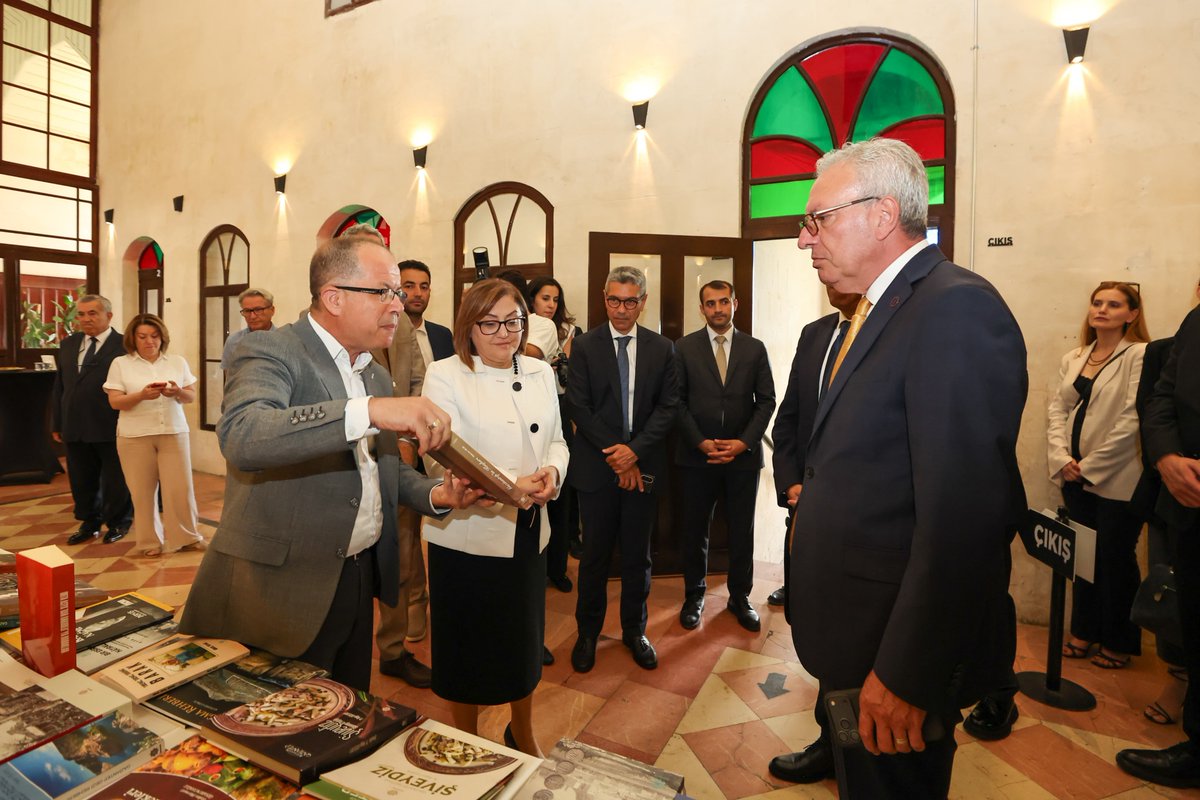yakaribrahim's tweet photo. Gaziantep Valimiz Kemal Çeber, Gaziantep Büyükşehir Belediye Başkanımız  Fatma Şahin ve Türkiye İş Bankası Yönetim Kurulu Başkanı Adnan Bali'nin teşrifleriyle. Gaziantep Kent Konseyi Başkanı Erdem Güzelbey’in ev sahipliğinde Türkiye İş Bankası Kültür Yayınları Kitabevi’nin açılışını gerçekleştirildi.

Açılış töreninde, GBB Kültür A.Ş. olarak Gazikültür Yayınlarımızdan çıkan seçkin kitap ve dergilerimizi kendilerine yakından tanıtma fırsatı bulduk. Şehrimizin kültür ve yayıncılık hayatına değer katacak bu kıymetli buluşmada, nazik ilgileri ve destekleri için kendilerine teşekkür ederiz.

Kültürün ve sanatın başkenti Gaziantepimiz için çalışmaya, üretmeye ve geçmişin mirasını geleceğe taşımaya devam ediyoruz.