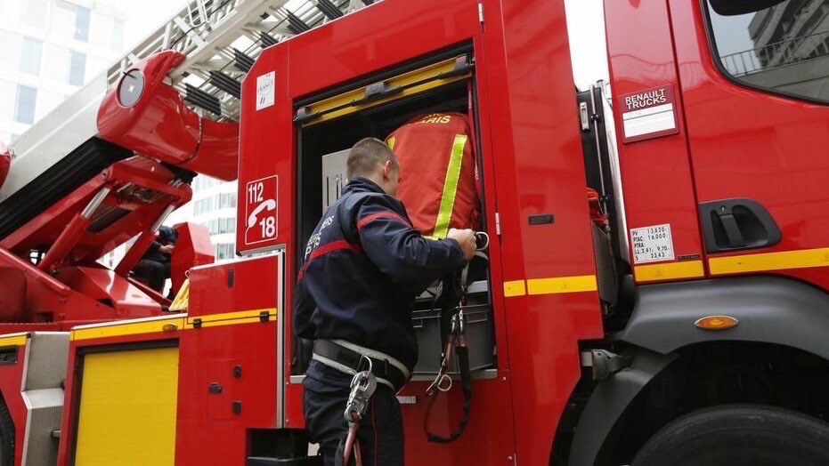 info_Paris_IDF's tweet photo. 🔴 FLASH - #LeBourget : La mairie porte plainte.
👉 Selon le maire Mehdi Nezzar, des incendiaires ont déversé de l’essence depuis le toit du gymnase Paul-Simon avant d’y mettre le feu. L’intervention rapide des pompiers a permis d’éviter sa propagation. (Lp) #SeineSaintDenis https://t.co/rUNzr0q1y5