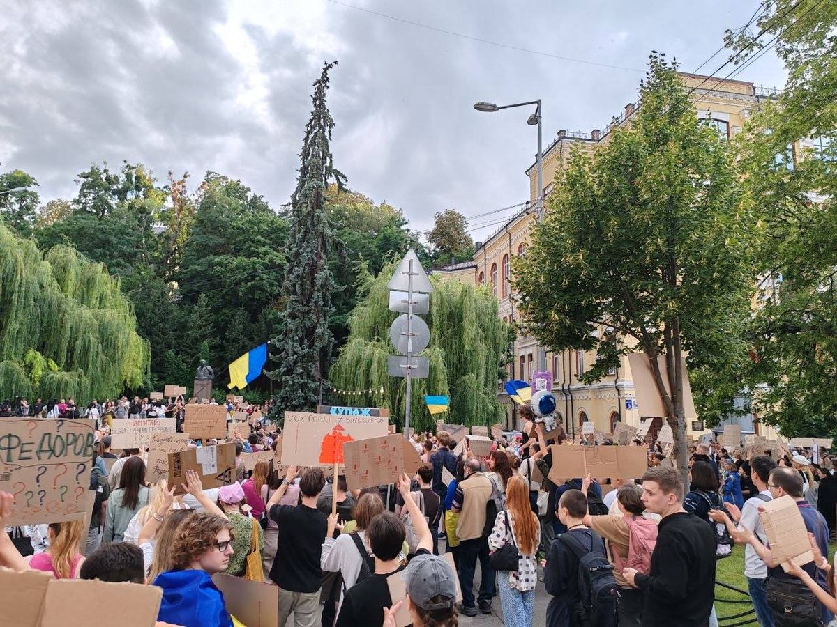 sternenko's tweet photo. У Києві знову багато людей вийшли за повернення Михайла Федорова на посаду міністра оборони. https://t.co/c7Fuojjnki