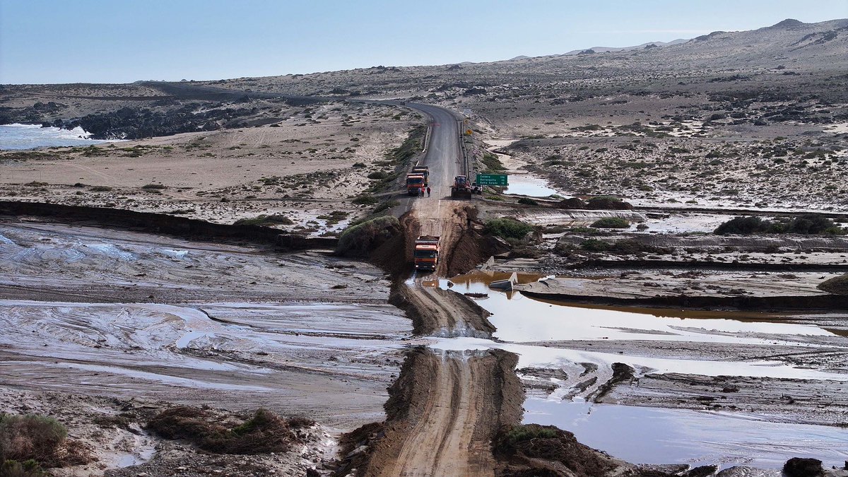 mop_chile's tweet photo. El tránsito se encuentra parcialmente habilitado en la ruta costera entre Caldera y Huasco, recuperando la conexión por este clave eje costero de la región de Atacama. Los trabajos continúan para avanzar en la recuperación de la infraestructura vial al 100%.

#JuntosChileSeCuida https://t.co/XisyMa9Ve0