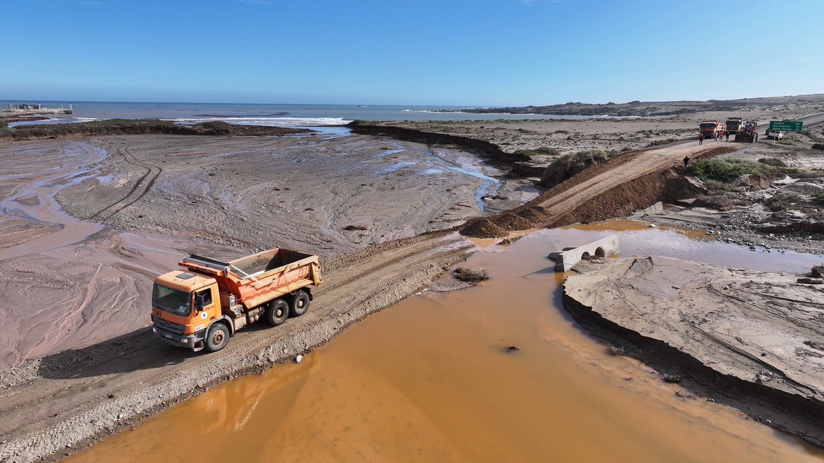 mop_chile's tweet photo. El tránsito se encuentra parcialmente habilitado en la ruta costera entre Caldera y Huasco, recuperando la conexión por este clave eje costero de la región de Atacama. Los trabajos continúan para avanzar en la recuperación de la infraestructura vial al 100%.

#JuntosChileSeCuida https://t.co/XisyMa9Ve0