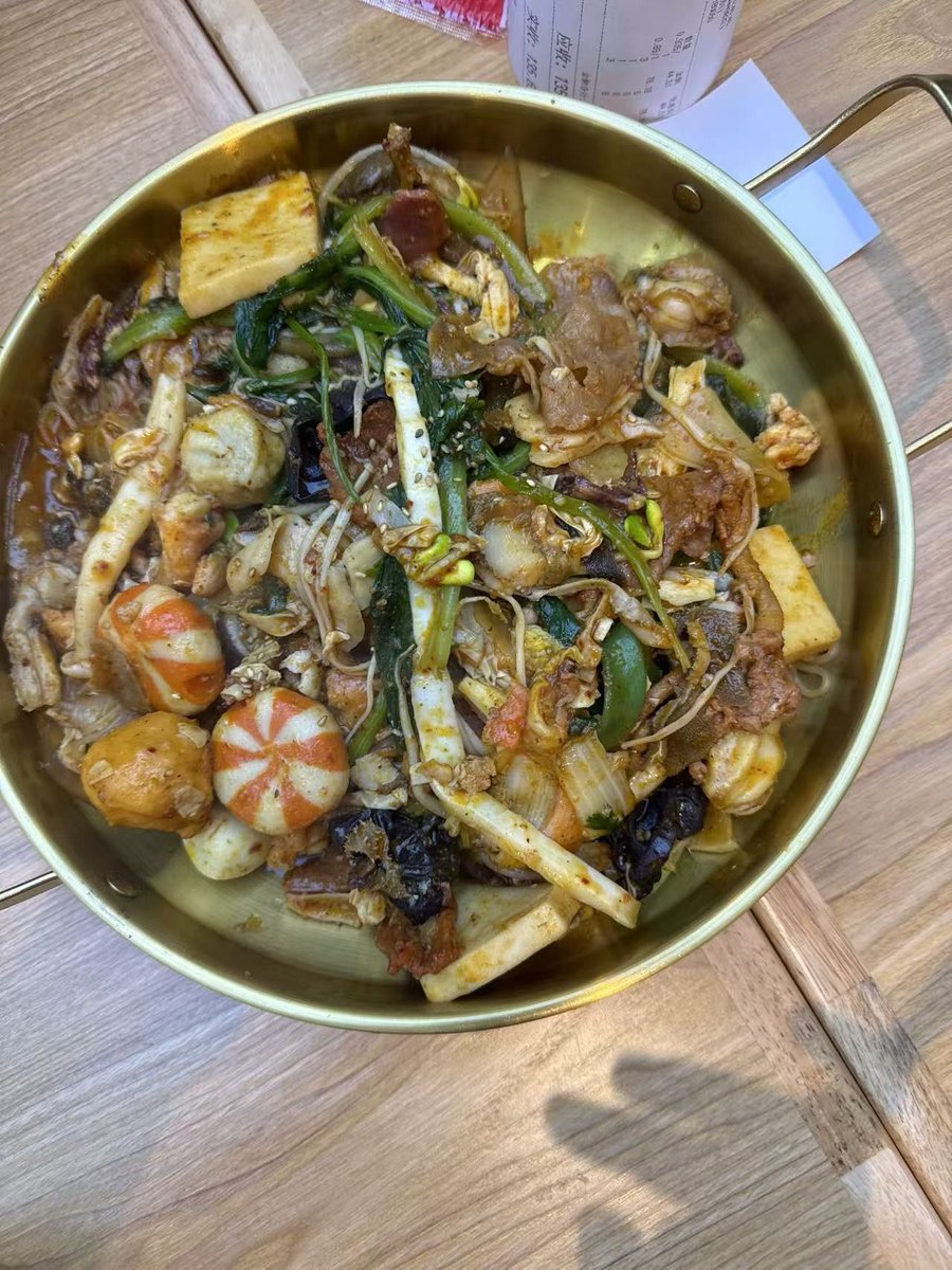sungec0101's tweet photo. Chili oil xiangguo at street stall  Perfect late-night pick-me-up, packed with chewy ingredients and bold flavors that hit just right! https://t.co/PnLB4S6TCs