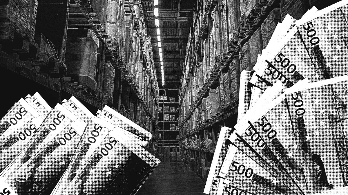 blast_france's tweet photo. Scandale à la TVA : quand les plateformes d’e-commerce fraudent, le fisc traîne et les politiques regardent ailleurs

Depuis dix ans, les géants du commerce en ligne creusent des trous dans  les lois françaises et européennes pour échapper à la TVA, cette taxe  qu’on paye tous sans même nous en apercevoir, à chaque achat. C’est un  jeu du gendarme et du voleur qui n’arrête jamais : dès qu’une règle se  resserre, les fraudeurs trouvent un autre chemin. Mais, dans ce jeu, le  gendarme traîne des pieds. Résultat, les pays européens voient des  milliards d’euros leur filer sous le nez, années après années, sans  qu’on arrive à colmater vraiment la brèche. Et cette triche marche  d’autant mieux qu’elle est organisée par des entreprises dont les  patrons tutoient et côtoient régulièrement les chefs d’État, ce qui  n’aide pas les États à taper du poing sur la table et à enrayer la  fraude. Heureusement, un commerçant messin soutenu par Attac a lancé  l’alerte, mais le fisc traîne. Et l’argent file. Enquête et révélations.

Par Christophe David.

➡️ https://t.co/wbkeyTubI6