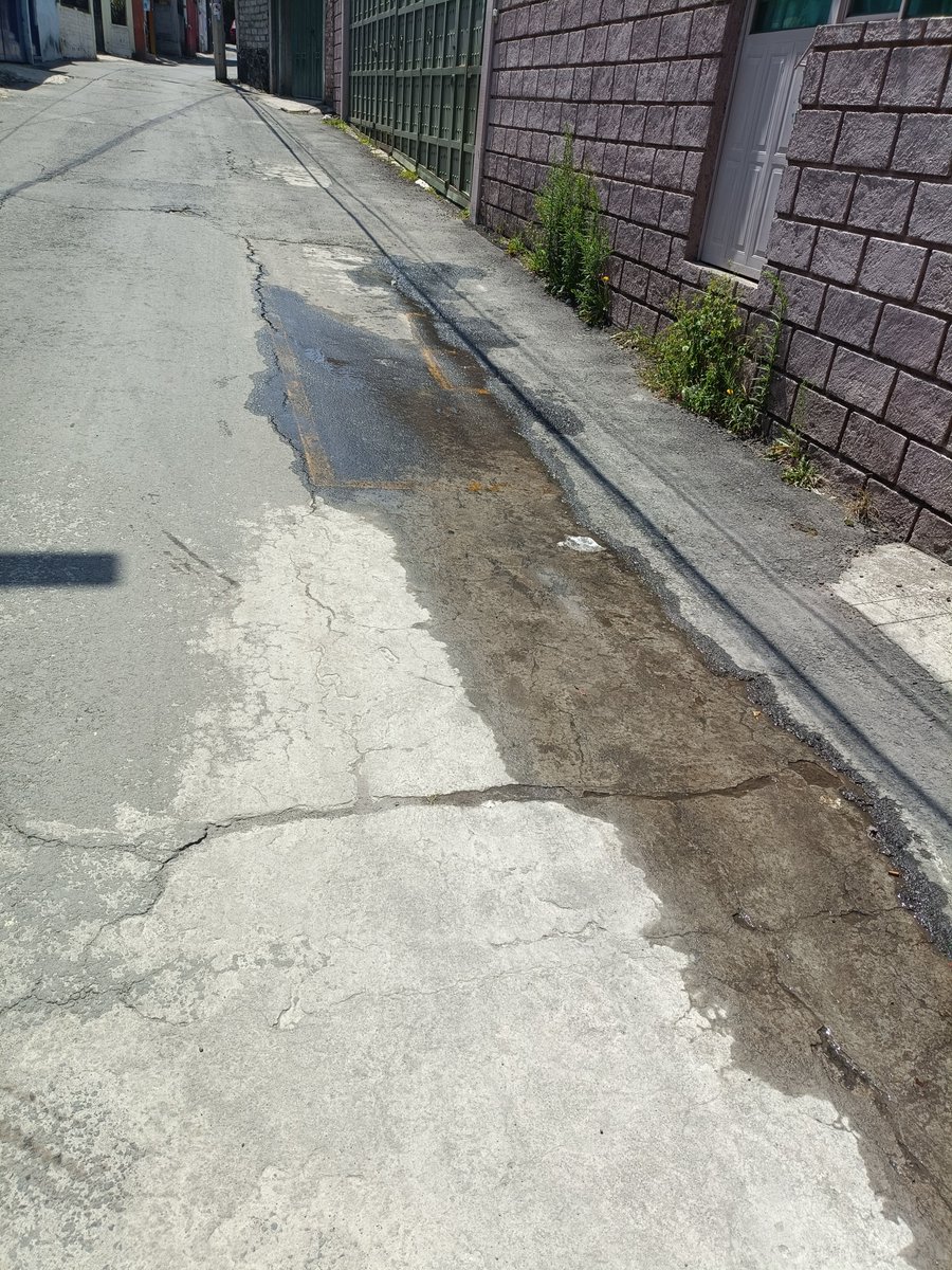 RobCAlat's tweet photo. Buenos días 
Se necesita atención a esta fuga de agua, llevamos 4 días reportándola
Nos habían compartido este folio:
20260721-0635
Pero no han venido a atenderla 
En la Alcaldía Tláhuac @TlahuacRenace
Por favor 
Gracias 
@locatel_mx
@SEGIAGUA https://t.co/I298h499di