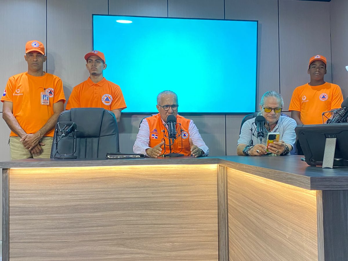 DefensaCivilRD's tweet photo. Nuestro director provincial en María Trinidad Sanchez, Franklyn Difó, participó en un programa radial local, donde ofreció detalles sobre #GestionDeRiesgos y #Prevencion #DefensaCivilRD https://t.co/qv33oS3eBl
