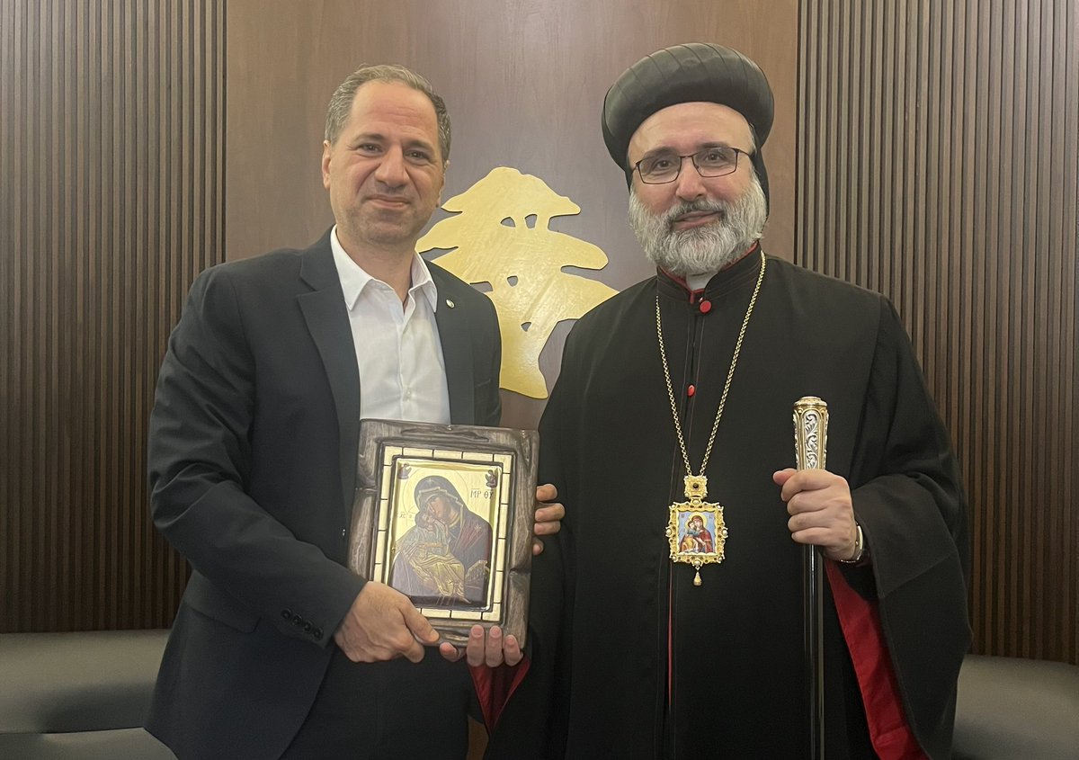 samygemayel's tweet photo. لقاء أسقف السريان الأرثوذكس ميخائيل شمعون وجرى عرض الأوضاع العامة في لبنان والتشديد على سبل حماية الوجود المسيحي وتعزيز صموده في ظل التحديات الراهنة. https://t.co/D73wofmDge