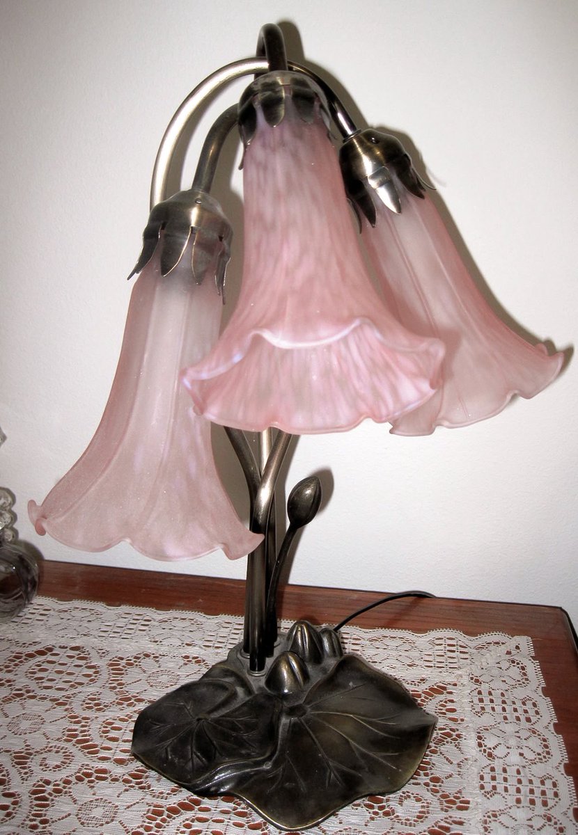 glirttery's tweet photo. can’t stop thinking about this pink tiffany lily lamp https://t.co/CpJKKseTQY