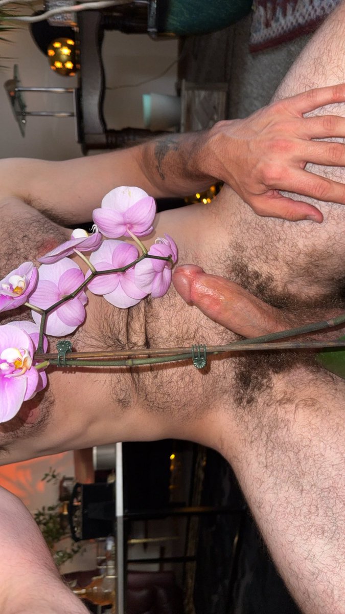 plantdaddy_mnn's tweet photo. Plant daddy caring for his babies 😏💦

#gay #plantdaddy #hairy #cock #cum 

https://t.co/48eFVv96SG https://t.co/2c61hoEvNe