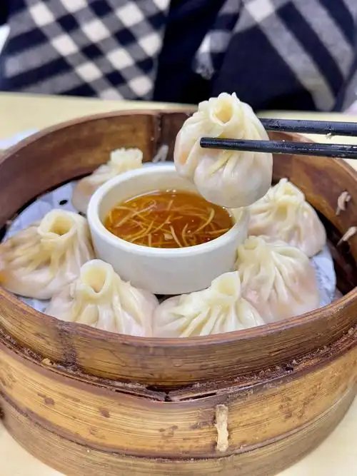 loganthaginga's tweet photo. 巷口暖黄小灯亮着，深夜的一碗热汤，盛的都是没说出口的软心事 https://t.co/zRiDrOpsIV
