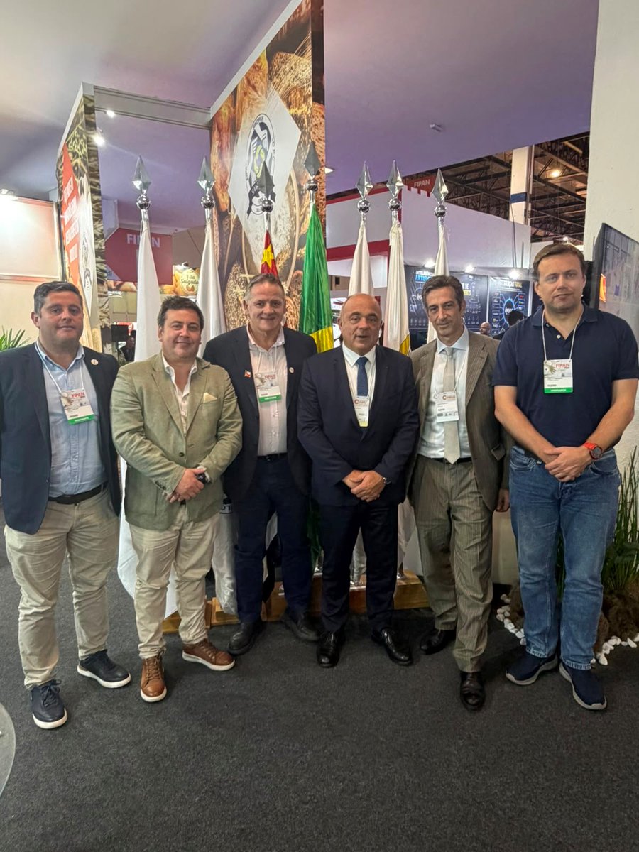 cnbpf's tweet photo. 🌍 Renforcer les liens entre les professionnels de la boulangerie à l’échelle internationale

Dans le cadre de ses rencontres internationales, Dominique Anract, Président de l'@UIBC_  International Union of Bakers and Confectioners , accompagné de Xavier Casalini, Secrétaire Général de l’UIBC, a échangé avec M. Juan Mendiburu Azcárraga, Président de la Fédération chilienne de la Boulangerie (@fechipan ), ainsi qu’avec son Secrétaire Général, Rafael Urra.

Cette rencontre a permis d’évoquer les synergies à développer au sein de l’Union Internationale de la Boulangerie et de la Pâtisserie (UIBC), avec une ambition commune : renforcer la coopération entre les organisations professionnelles, favoriser les échanges de savoir-faire et accompagner le développement de la boulangerie-pâtisserie artisanale à l’échelle mondiale.

🤝 Ensemble, faisons rayonner la boulangerie-pâtisserie artisanale et construisons les collaborations de demain.

#UIBC #FECHIPAN #Chili #Boulangerie #Pâtisserie #Artisanat #International