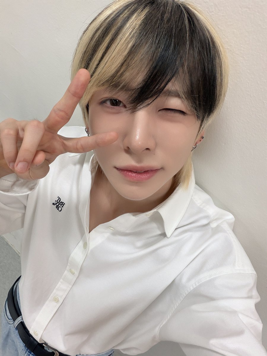 JiKyMoFRFan's tweet photo. ||A&amp;0VERSE||☆240726☆

[#JIHO]

Ça faisait longtemps que je n'avais pas porté une chemise blanche✌️

~~~~~~~~
©️ AMPERS&amp;ONE ➡️ W3V3RS3
#⏰️ https://t.co/Xu5QUN9KzT