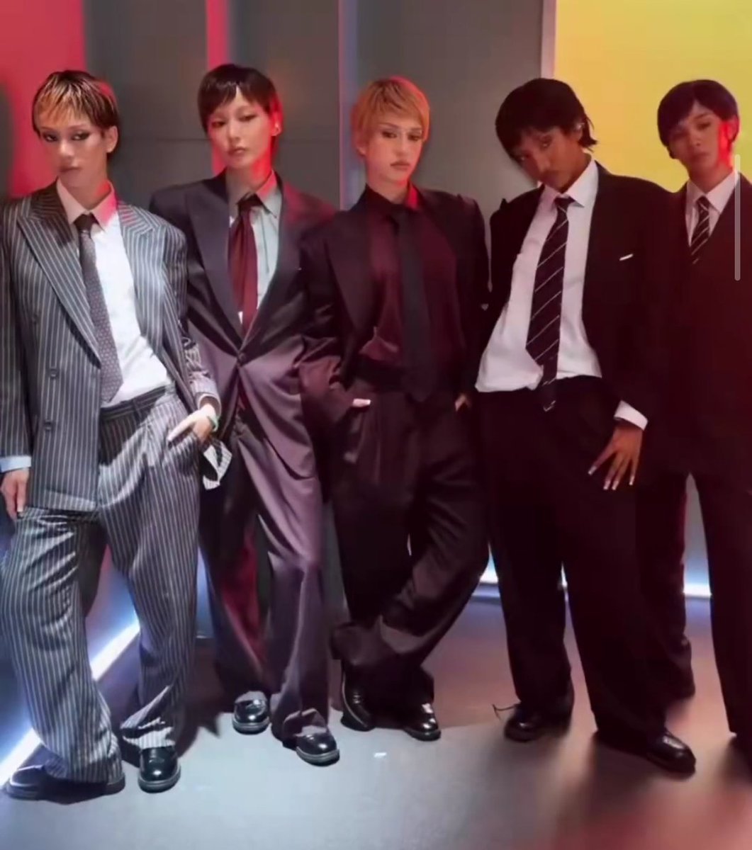 vihaiz's tweet photo. a boyband vs a girlband https://t.co/esjvXJ6Chv