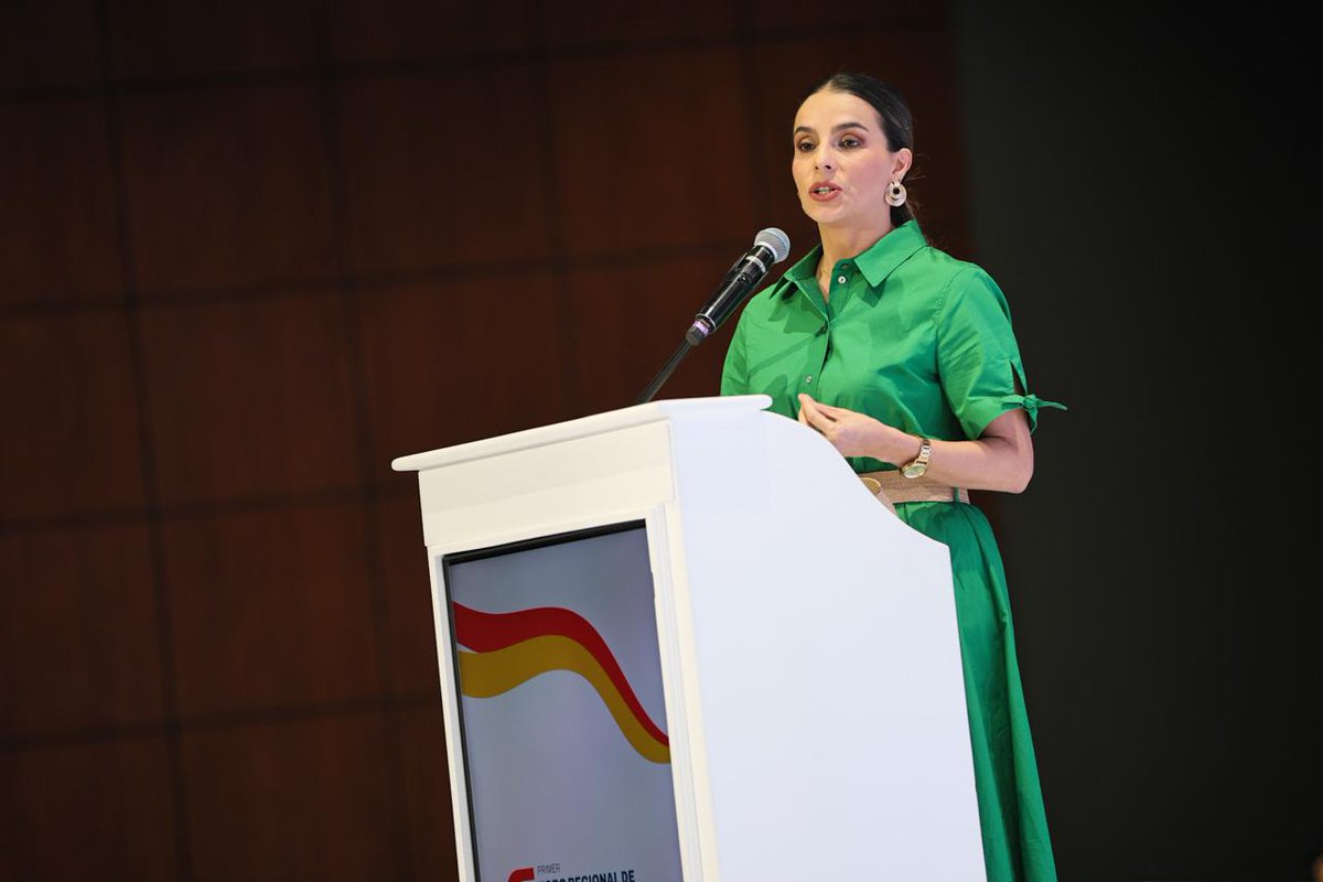 FNDCol's tweet photo. En el #ForoRegionalInfraestructura, la subdirectora de Reglamentación Técnica e Innovación del @InviasOficial, Gladys Gutiérrez, resaltó que "desde 2018 hemos trabajado en innovación normativa a través de ruedas de innovación, el impulso para la regulación de nuevos materiales y la vinculación de la academia en este proceso; no se trata únicamente de conectividad; las vías rurales generan oportunidades para nuestros campesinos y son un instrumento de equidad social mediante el acceso a servicios públicos, la generación de empleo, la competitividad y la construcción de paz."