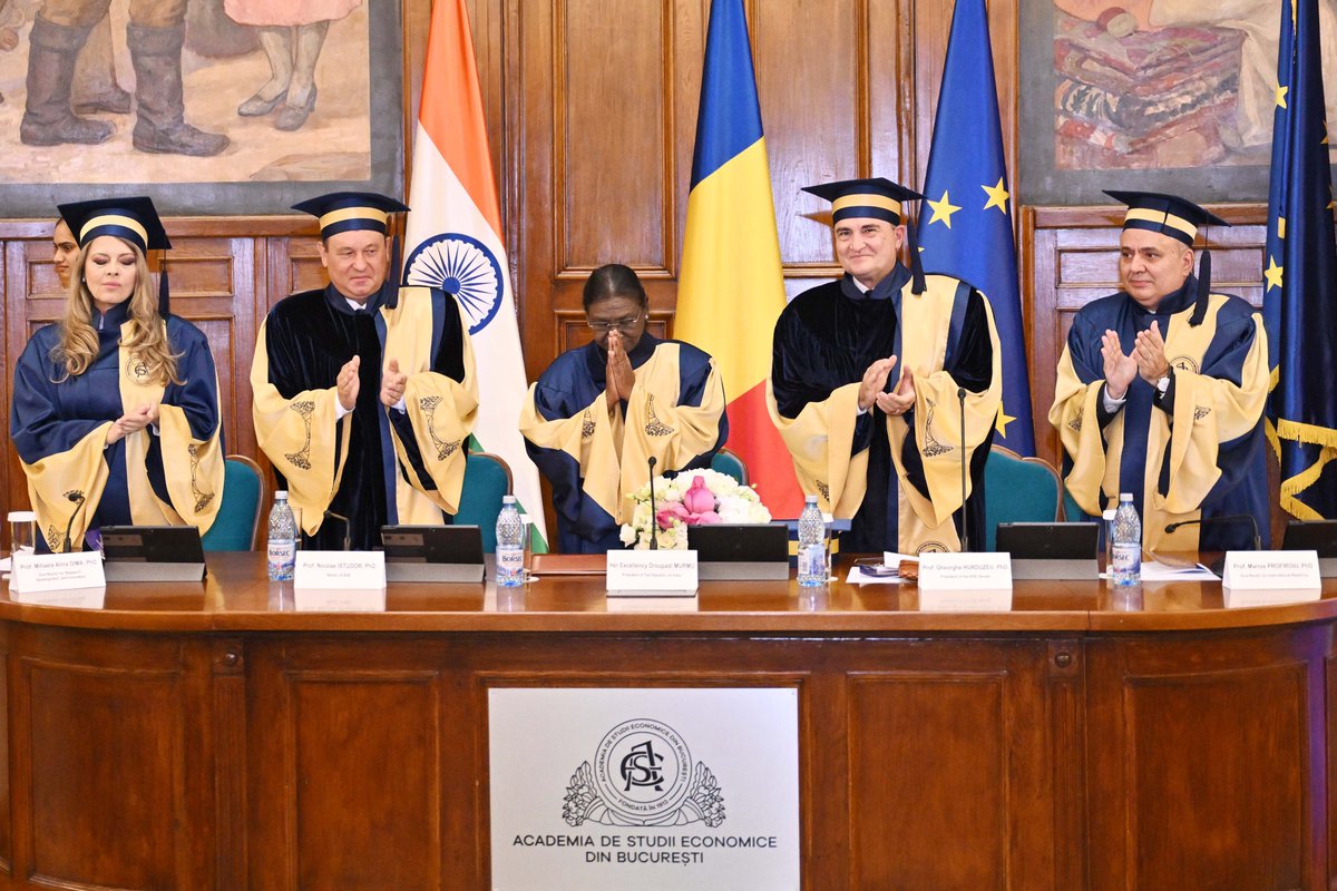 rashtrapatibhvn's tweet photo. The Bucharest University of Economic Studies conferred an Honorary Doctorate on President Droupadi Murmu.
She accepted the honour as a reflection of the enduring friendship between the peoples of India and Romania. She urged the Bucharest University of Economic Studies and other Romanian educational institutions to deepen cooperation through joint research and faculty and student exchanges.