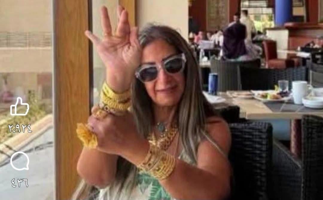 RofaielEng's tweet photo. جرا إيه ياحاجة ؟ كل ده دهب صيني؟طب بتبعبصي لمين بالظبط؟ للخروف اللي اشتري والا الجدي اللي نفخ واللي عايزة تغني " بزازي مدلدلة تقولش سلسلة " اختشي علي سنك وعرضك واحترمي شوية التجاعيد اللي في وشك؟؟ ومهما حاولوا يعملوا منك ست مودرن برضه اخوان بهايم وإيش تعمل الماشطة في الوش العكر🤣 https://t.co/KmNFTKNtOa