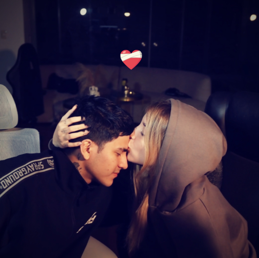 NullUser01_'s tweet photo. @aguspadillauy ¡Feliz primer año, Agus y Cristo! ❤️ Qué bonito ver cómo ese viaje se convirtió en una historia de amor. Les deseo mucha felicidad, salud y éxitos. Que sigan creciendo juntos, apoyándose siempre y disfrutando cada momento. Dios bendiga su relación. 🫶✨ https://t.co/uuUT9VI9xB
