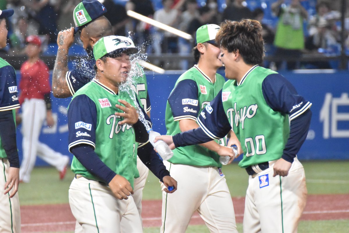 Hanechin0629's tweet photo. 昨年の新人王様
大変申し訳ございません🤭

2026.7.24 神宮球場

#赤羽由紘 選手
#荘司宏太 選手
#swallows https://t.co/2D11NaNWye