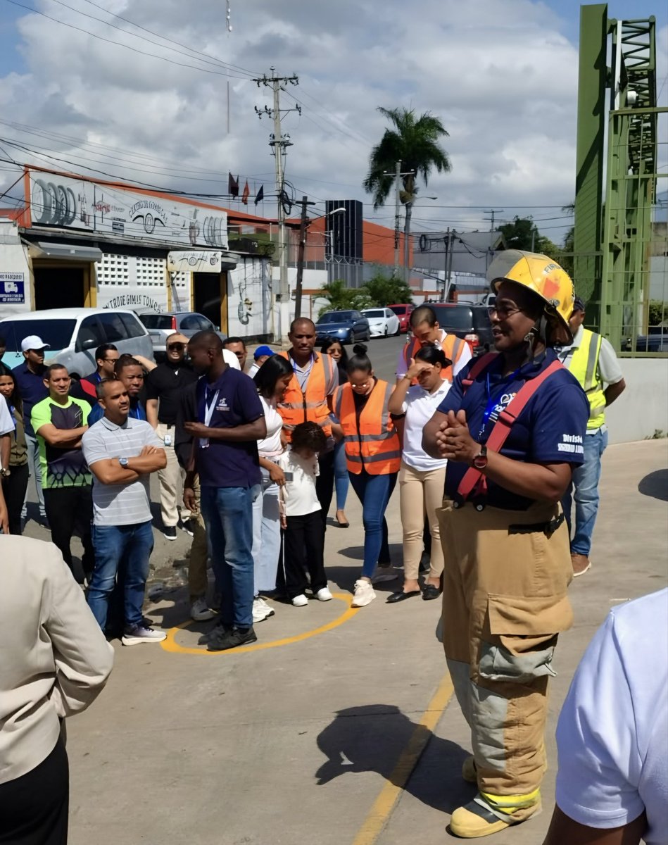 INAIPIRD's tweet photo. Continuamos promoviendo la prevención y el conocimiento 🧠💪🏽

En el almacén del INAIPI realizamos un simulacro de evacuación preventiva con el propósito de orientar a nuestro personal y fortalecer su preparación para actuar ante cualquier eventualidad de origen natural.#INAIPIRD https://t.co/AdHKNIHD1Y