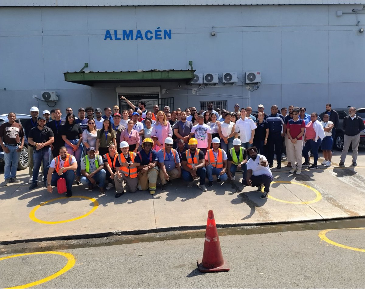 INAIPIRD's tweet photo. Continuamos promoviendo la prevención y el conocimiento 🧠💪🏽

En el almacén del INAIPI realizamos un simulacro de evacuación preventiva con el propósito de orientar a nuestro personal y fortalecer su preparación para actuar ante cualquier eventualidad de origen natural.#INAIPIRD https://t.co/AdHKNIHD1Y