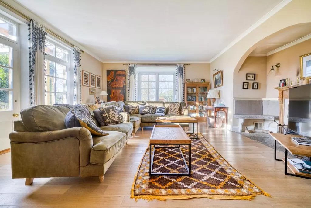 OnTheMarketCom's tweet photo. Built in 1752, this gorgeous home has been lovingly enhanced over the centuries, modernising with each new owner while maintaining its historical charm.  

📍How much? £2m
📍Where? Pilton, Somerset 

🔗Click here to take a look at the property: https://t.co/XVVZLQBReG https://t.co/apgE8LLNJE