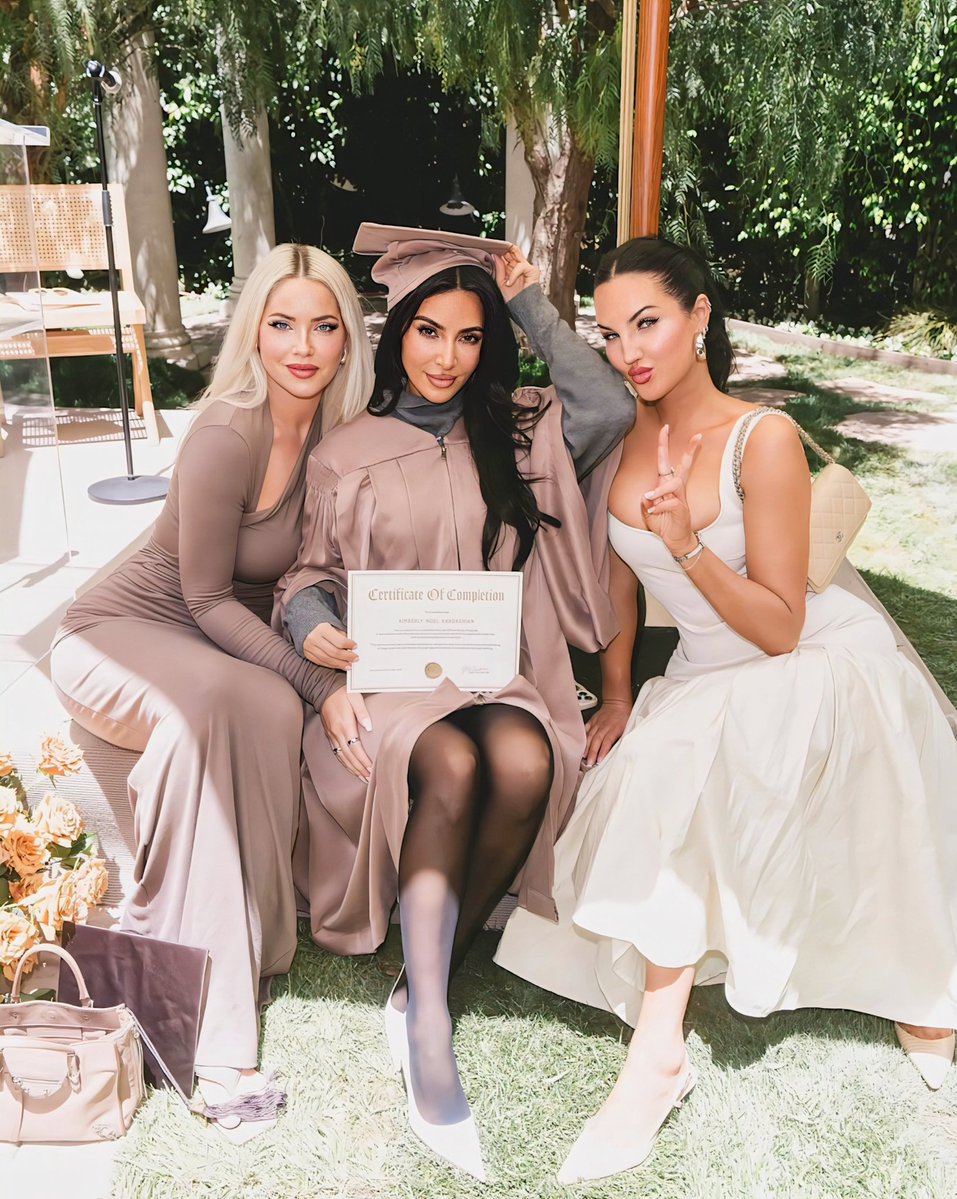 tesnify's tweet photo. Kim Kardashian jokes about her bar exam in a new UPDATE ad. When asked if she passed the bar, she replies: "No, I didn't pass the bar. I raised it." The self-aware punchline has quickly gone viral. 😂 https://t.co/mTjqgkcAi3