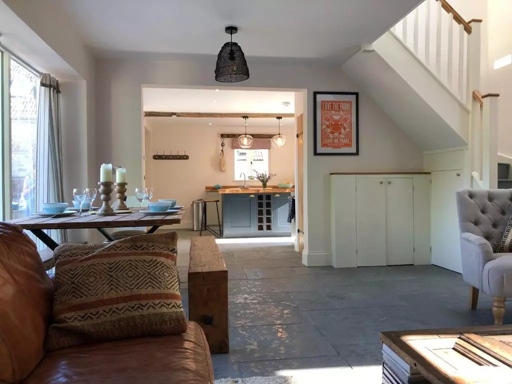 OnTheMarketCom's tweet photo. Built in 1752, this gorgeous home has been lovingly enhanced over the centuries, modernising with each new owner while maintaining its historical charm.  

📍How much? £2m
📍Where? Pilton, Somerset 

🔗Click here to take a look at the property: https://t.co/XVVZLQBReG https://t.co/apgE8LLNJE