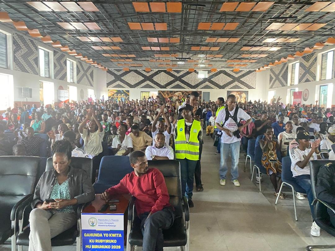 RuhangoDyvcp's tweet photo. Uyu munsi urubyiruko rw'abakorebushake  twitabiriye 
 gahunda yo kwita ku rubyiruko mu biruhuko,
Ku nsanganyamatsiko igira iti:
"Imyitwarire myiza, Ubuzima Bwiza." Yahujwe Kandi n'ubukangurambaga bwa Murengere atararenga ku bufatanye na @Berulfoundation
@RwandaLocalGov https://t.co/7lTXVKupGC