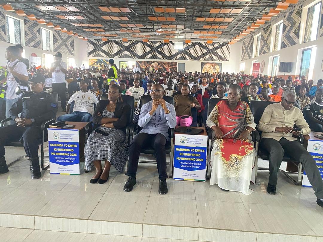 RuhangoDyvcp's tweet photo. Uyu munsi urubyiruko rw'abakorebushake  twitabiriye 
 gahunda yo kwita ku rubyiruko mu biruhuko,
Ku nsanganyamatsiko igira iti:
"Imyitwarire myiza, Ubuzima Bwiza." Yahujwe Kandi n'ubukangurambaga bwa Murengere atararenga ku bufatanye na @Berulfoundation
@RwandaLocalGov https://t.co/7lTXVKupGC