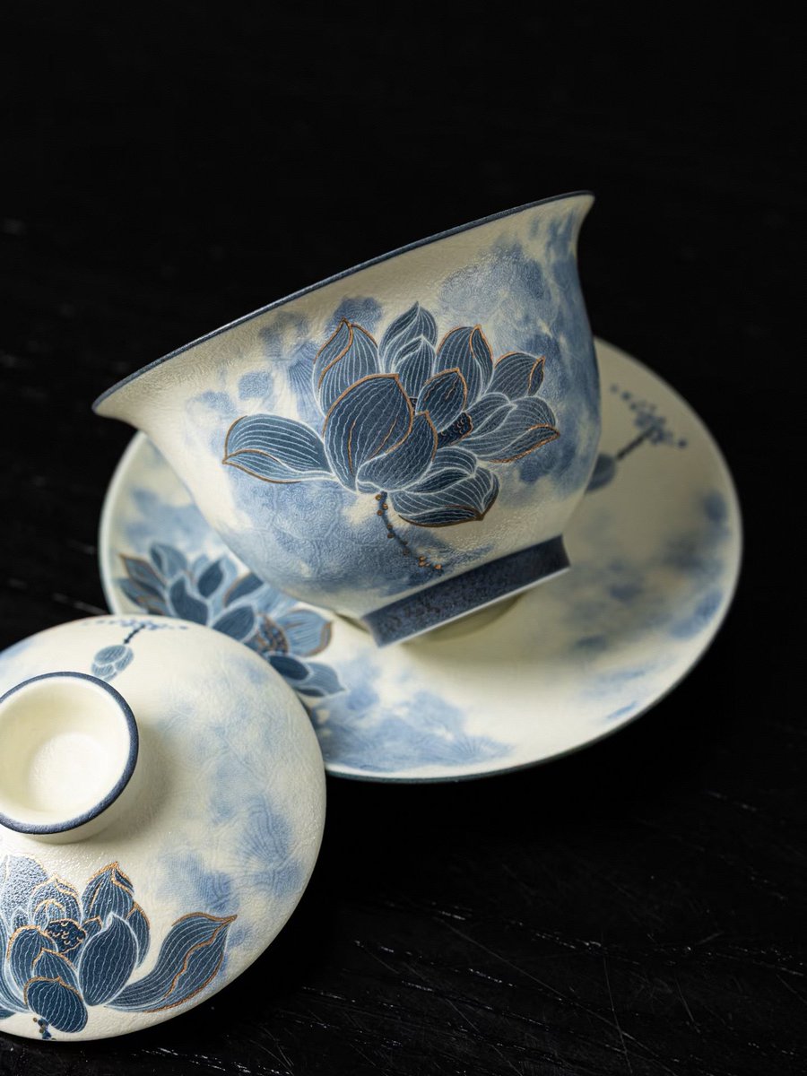 Windy_202606's tweet photo. What a beautiful blue-and-white pahua gaiwan!
With blue porcelain as its backbone and intricate carvings decorating its surface, it carries pure Eastern charm.
Can you appreciate the immense skill behind this handmade porcelain?
#HandmadeCraft #ChineseTeaCulture #PorcelainArt https://t.co/ejde6b5A4E