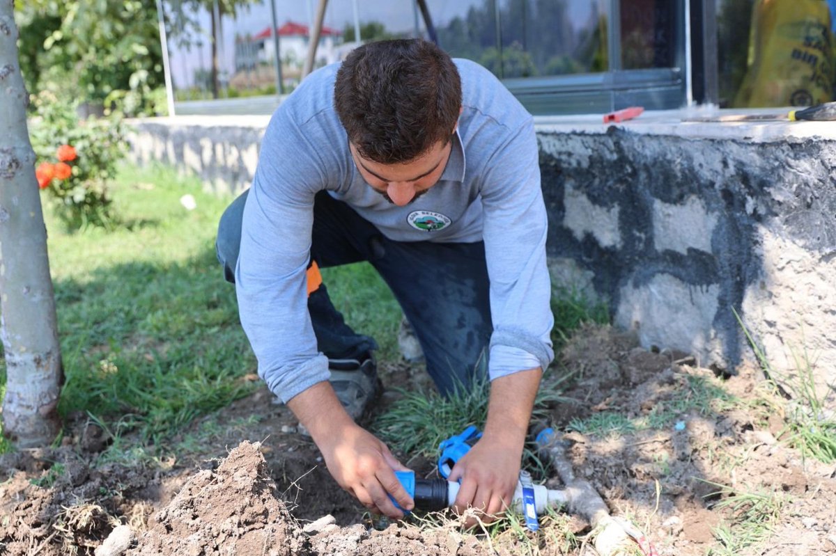 igdirbelediye's tweet photo. Iğdır Belediyesi Park ve Bahçeler Müdürlüğü ekiplerimiz tarafından şehir genelinde kaldırım ilaçlama, fıskiye hattı döşeme ve çevre temizlik çalışmaları planlanan program doğrultusunda hız kesmeden devam etmektedir. https://t.co/YJy727n69O