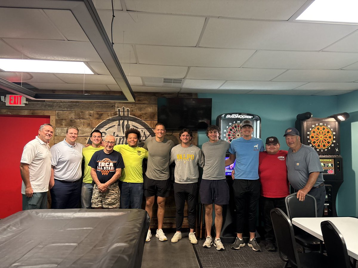 mattkell82's tweet photo. Always fun to catch up with this group. https://t.co/nOc1RwsNLA