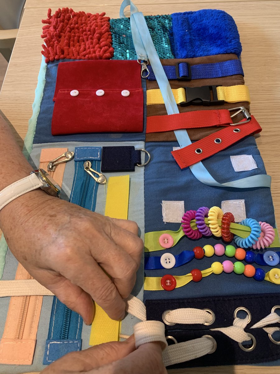 vmuecke_k's tweet photo. Demente Menschen haben manchmal Unruhezustände und sind schwer zu beschäftigen. 

So eine farbenfrohe Nesteldecke bietet viele Möglichkeiten. 

Die demente Patientin liebt sie und beschäftigt sich stundenlang damit. https://t.co/i8DOfSp2Ow