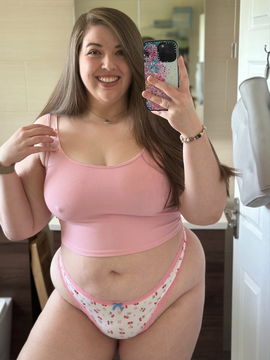 Amberh0neybun's tweet photo. These hips don’t lie https://t.co/VtkeA5smuC