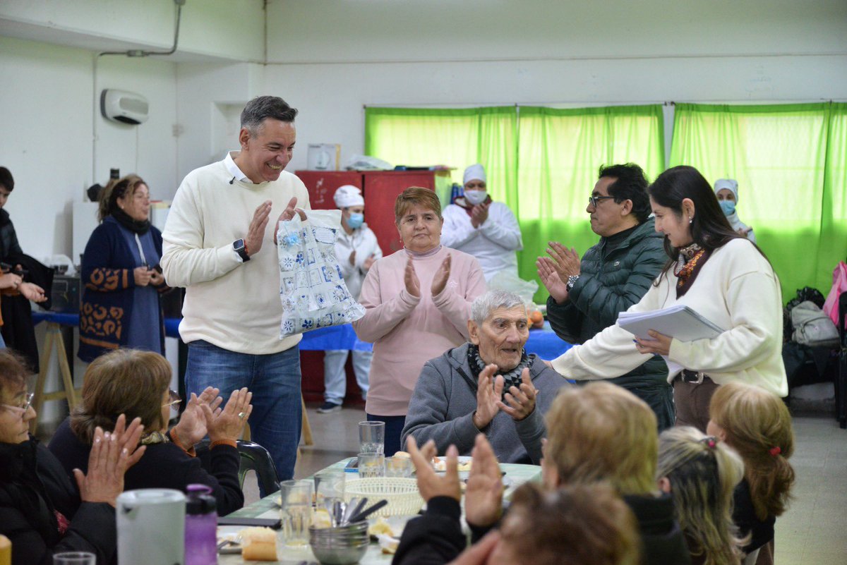 miguelsiciliano's tweet photo. ¡CELEBRANDO JUNTO A LAS PERSONAS MAYORES DE AMPLIACIÓN FERREYRA!

Una comunidad crece cuando acompaña, escucha y valora a quienes tanto hicieron por ella. En #AmpliaciónFerreyra festejamos los cumpleaños de las personas mayores que asisten al Centro Integral del barrio. En estos espacios brindamos desayuno, almuerzo y cena, pero también talleres y otras actividades que permiten un envejecimiento digno, activo y saludable. 

Muchas gracias por abrirme las puertas e invitarme a celebrar con ustedes. En cada abrazo, en cada historia y en cada sonrisa hay una enseñanza que vale oro, nuestros mayores son la memoria viva de #Córdoba. ¡Feliz Cumpleaños!

#HacerParaCrecer