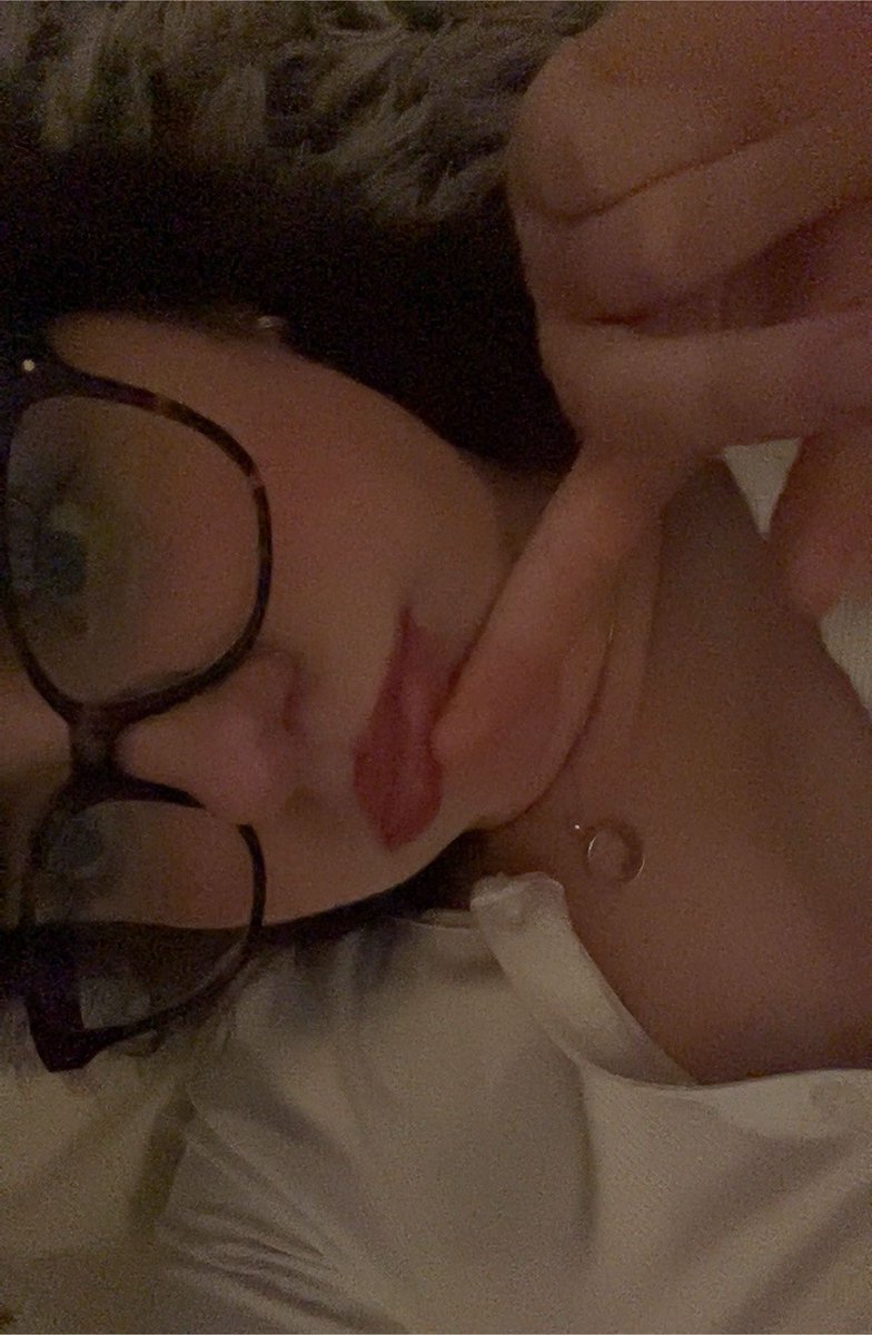 4ppleinnie's tweet photo. the glasses stay on btw‼️😼

#ssd #stayselcaday #straykids #스트레이키즈 #han #한 https://t.co/QNTveQc4xn