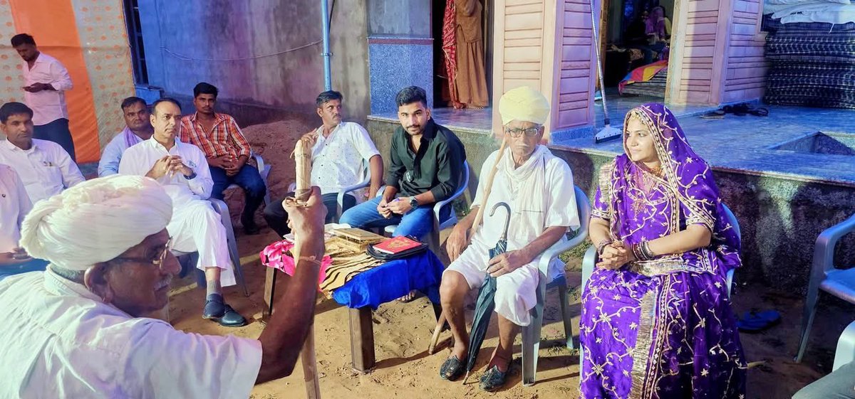 SumitaBhinchar's tweet photo. मकराना विधानसभा क्षेत्र की ग्राम पंचायत रानीगांव के ग्राम उचेरिया में थालौड परिवार द्वारा आयोजित स्वामणी कार्यक्रम में शामिल होने का सौभाग्य प्राप्त हुआ।

इस अवसर पर थालौड परिवार एवं समस्त ग्रामवासियों द्वारा दिए गए आत्मीय स्वागत, स्नेह, सम्मान एवं अपनत्व के लिए मैं हृदय की गहराइयों से आभार व्यक्त करती हूँ।

आप सभी का स्नेह, विश्वास और सहयोग सदैव मेरे लिए प्रेरणास्रोत रहेगा। ईश्वर से प्रार्थना है कि आप सभी पर अपनी असीम कृपा बनाए रखें तथा आपके परिवार में सदैव सुख, शांति, समृद्धि, उत्तम स्वास्थ्य एवं खुशहाली का वास हो।

आप सभी का पुनः हृदय से धन्यवाद। 🙏

#स्वामणी #थालौड_परिवार #उचेरिया #रानीगांव #मकराना #आभार #स्नेह #सम्मान #ग्रामवासी #��नसंपर्क #Makrana #rajasthan #SumitaBhinchar