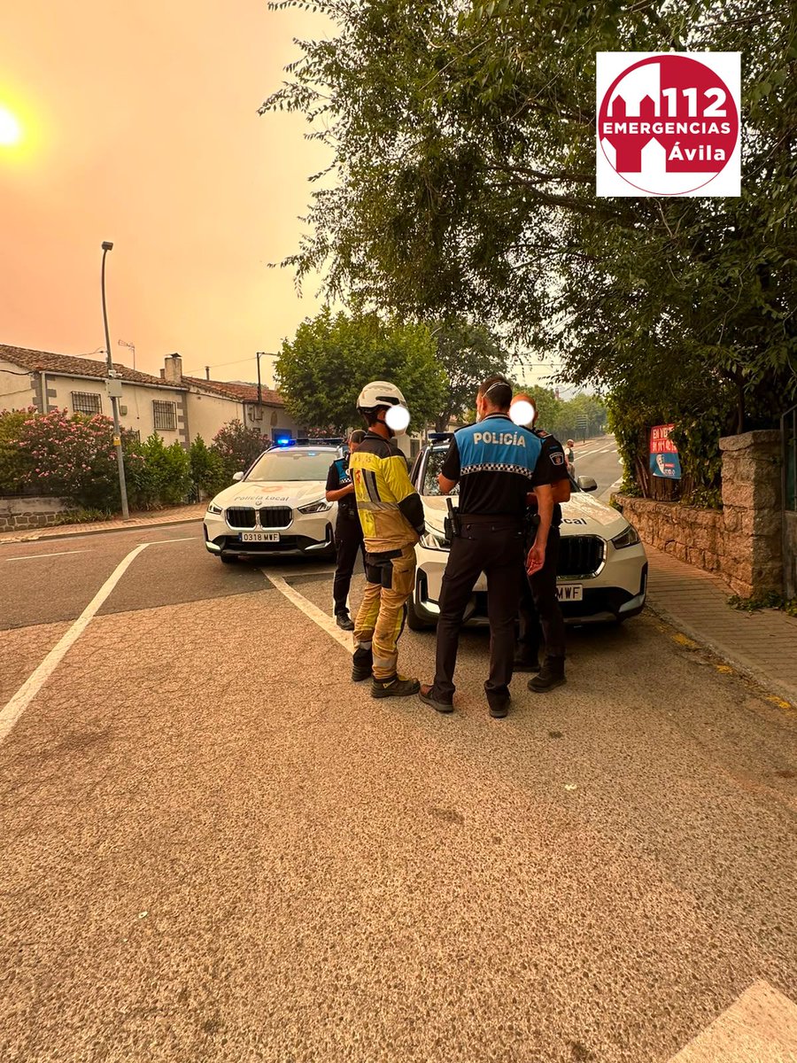 EmergenciaAvila's tweet photo. [19:30 24/07/26] En #ElHoyoDePinares, efectivos de #BomberosAV y #PolicíaLocalAV revisan y evacuan las viviendas

Los vecinos de esta población y de #Burgohondo, afectados por #IFBurgohondo, están siendo trasladados al CUM Carlos Sastre de #Ávila capital https://t.co/AOj5wwkWes