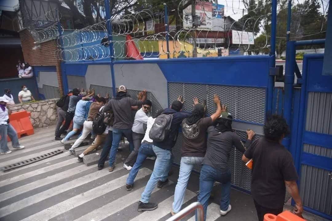 doctoraclaudia's tweet photo. Ya salieron los mareros a tapar las calles...pero nadie puede quitarlos 🫠🤔 pero cuando quieren los estudiantes abrir la universidad porque quieren estudiar llegar a arrestarlos y lanzarles gas lacrimogeno... que contradictorias nuestras autoridades... que tristeza. 😣 https://t.co/2xu0kc0aSH