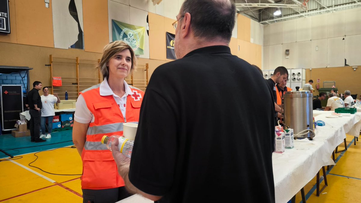 CruzRojaMadrid's tweet photo. ➡️Seguimos gestionando el albergue en Villa del Prado, donde se prevé alojar por tercera noche consecutiva, a más de 250 personas. 
➡️Estamos dando desayunos, comidas y cenas a las personas albergadas y a sus mascotas.
➡️Hemos establecido un punto de carga para sus teléfonos
⬇️⬇️ https://t.co/XPAn0fZSPB