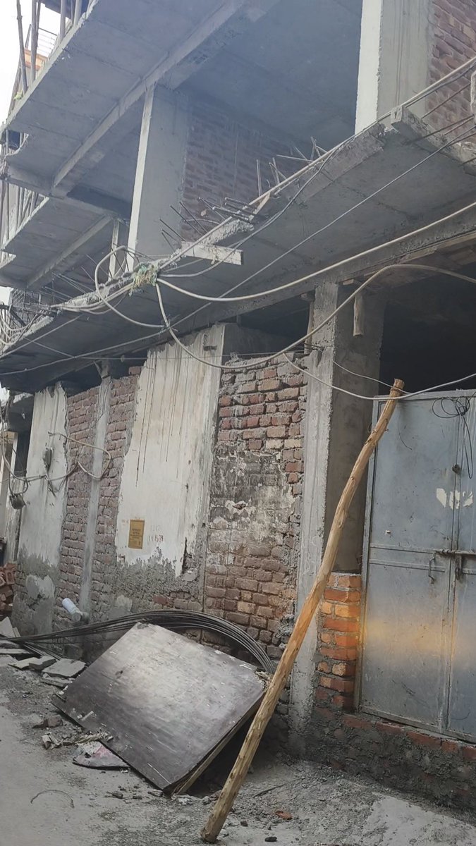BBThakur's tweet photo. यह निर्माण B - 167 Maidan Garhi Village Neb Sarai New Delhi पूरी तरह अनधिकृत है और सार्वजनिक भूमि/नियमों का उल्लंघन करके किया जा रहा है। इससे क्षेत्र में गंदगी, जाम और सुरक्षा संबंधी समस्या बढ़ रही है।

अतः आपसे अनुरोध है कि
1.  उक्त स्थल का तत्काल निरीक्षण करवाकर अवैध निर्माण को सील/ध्वस्त किया जाए
2.  दोषी के विरुद्ध MCD एक्ट के तहत सख्त कानूनी कार्रवाई की जाए  
3.  भविष्य में ऐसा निर्माण न हो इसके लिए निगरानी रखी जाए.
@gupta_rekha
@DCSOUTHZONE 
@CMODelhi 
@hdmalhotra 
@MCD_Delhi 
@LtGovDelhi
