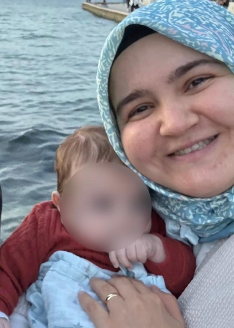 Kadininn_Sesi's tweet photo. Rümeysa Şanal, Bosna'ya geziye gitmek, bebeğine hediye gelen paraları evinde bulundurmak ve öğrencilerle görüşmek gibi suç olmayan gerekçelerle 12 Haziran 2026'da tutuklandı. Şanal'ın 9 aylık hasta bir oğlu bulunuyor. 
Bu hukuksuz tutukluluk tahliye suretiyle sonlandırılmalı.

@nevsinmengu 
#KadınınSesi 
AsumanBirinci AcilTedavi