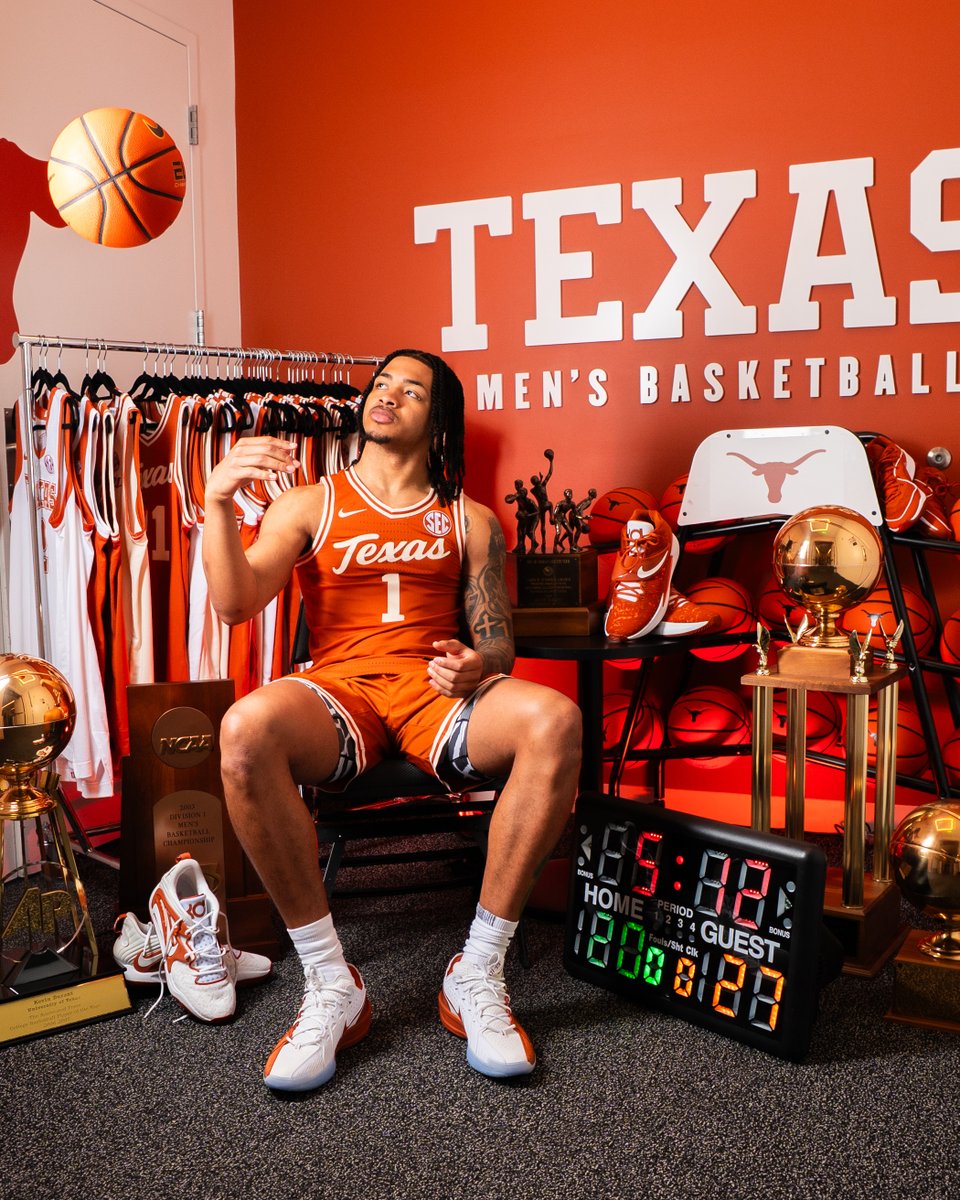 TexasMBB's tweet photo. and happy birthday @AmariEvans0 🤘🎉
#HookEm | #AlwaysCompete https://t.co/UvUJ0lVOJP