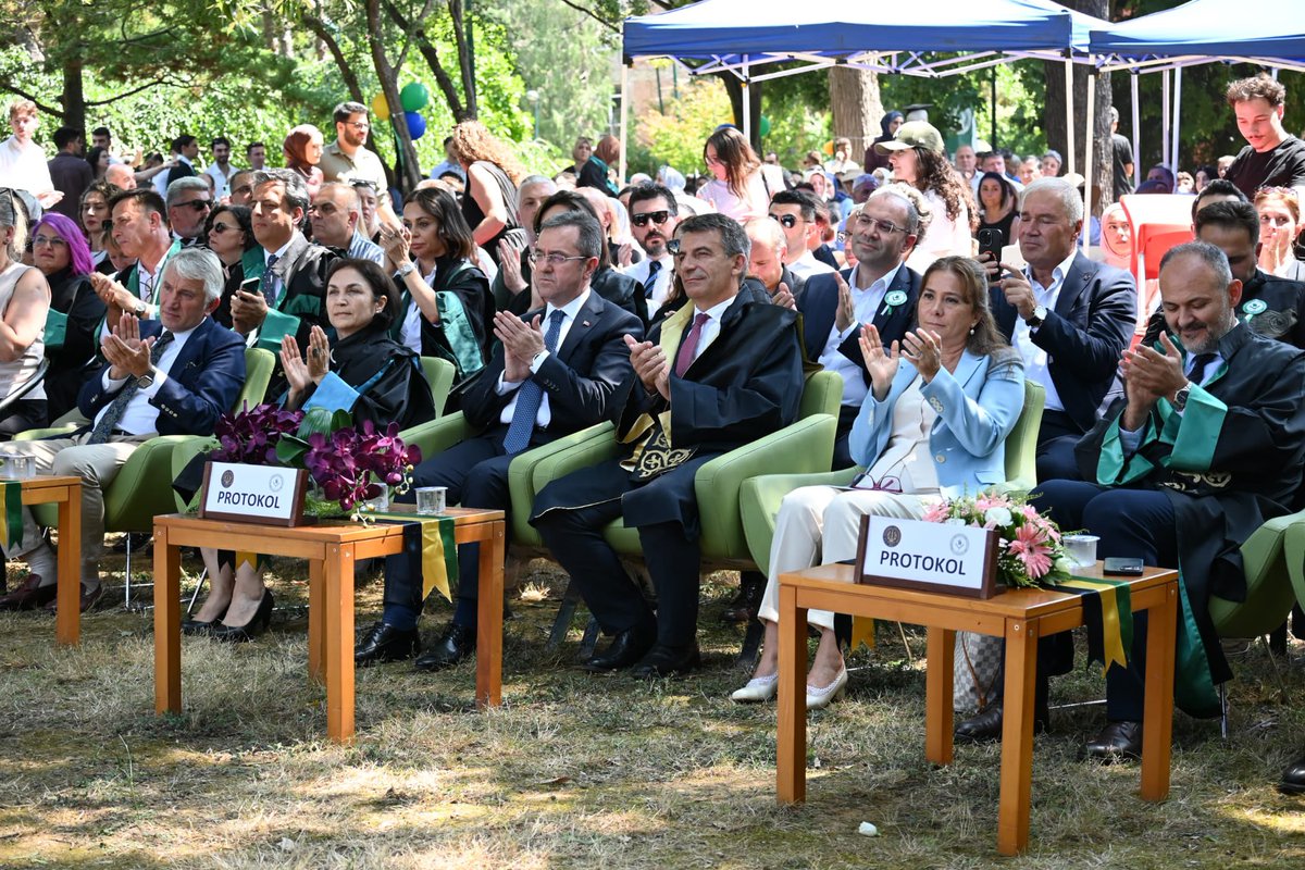 orfamder's tweet photo. Orfamder olarak, İÜC Orman Fakültesi mezuniyet programına iştirak ettik. Yönetim kurulu üyemiz Mustafa Atalay'ın temsiliyetinde, derece alan öğrencilerimize hediyelerini takdim ettik. Tüm mezunlarımızı tebrik ediyor, iş ve sosyal hayatlarında başarılar diliyoruz. https://t.co/3NonhTVSra