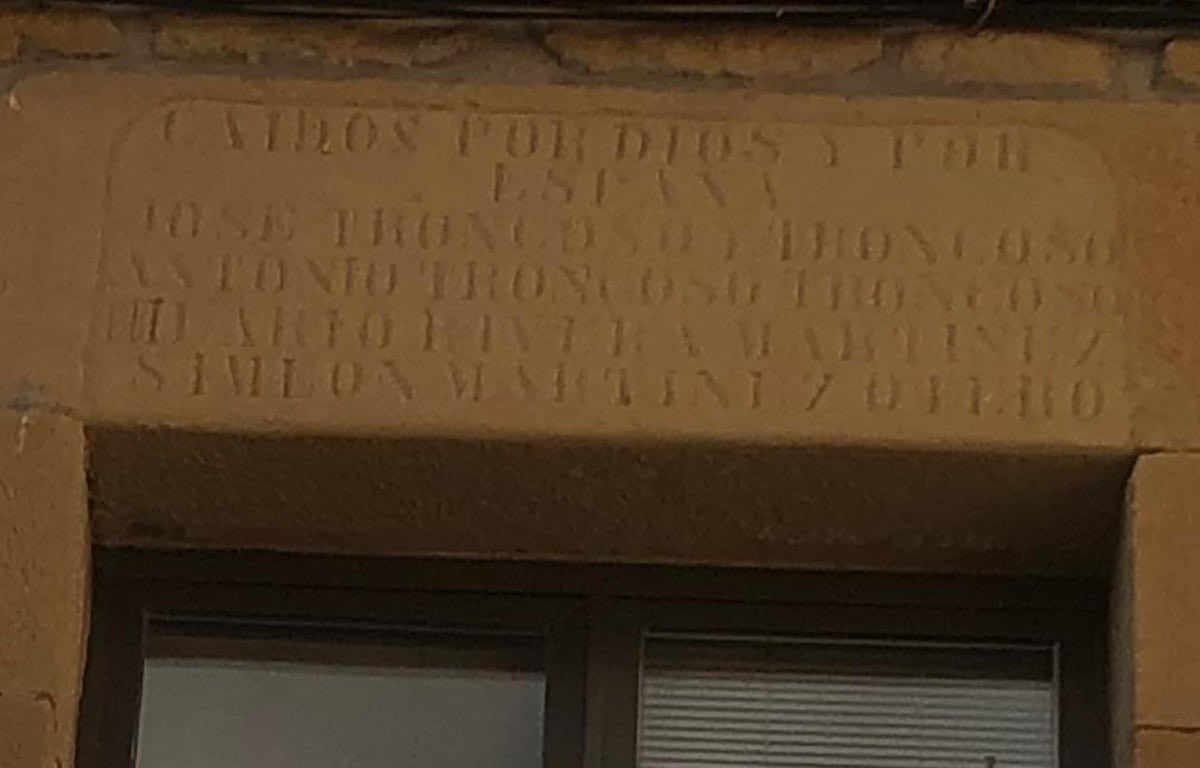 avtorresp's tweet photo. El catálogo de símbolos y elementos contrarios a la Memoria Democrática se amplía con tres vestigios más:

👉La pirámide de los italianos (Burgos)

👉El dintel de Baños de Ebro (Álava)

👉El Monolito de Mahón (Menorca)

Así lo ha decidido la Comisión Técnica de Expertos en cumplimiento de la ley.

Tenemos que garantizar que las generaciones venideras no hereden espacios públicos donde estos vestigios exaltan todo lo contrario a lo que somos: un pueblo democrático.

#MemoriaEsDemocracia