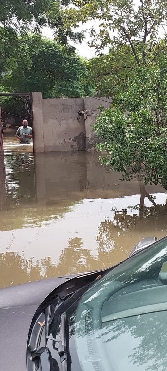 Cata5tr0ph1c's tweet photo. @MaryamNSharif Whole area between Jinnah Polo Club and DHA Phase 8 Broadway is flooded with water since yesterday. No one is coming for our help. 50 families are trapped. WASA is saying this area is not under our jurisdiction, and CANTT authorities are also not listening. https://t.co/zMV3MKAvCc
