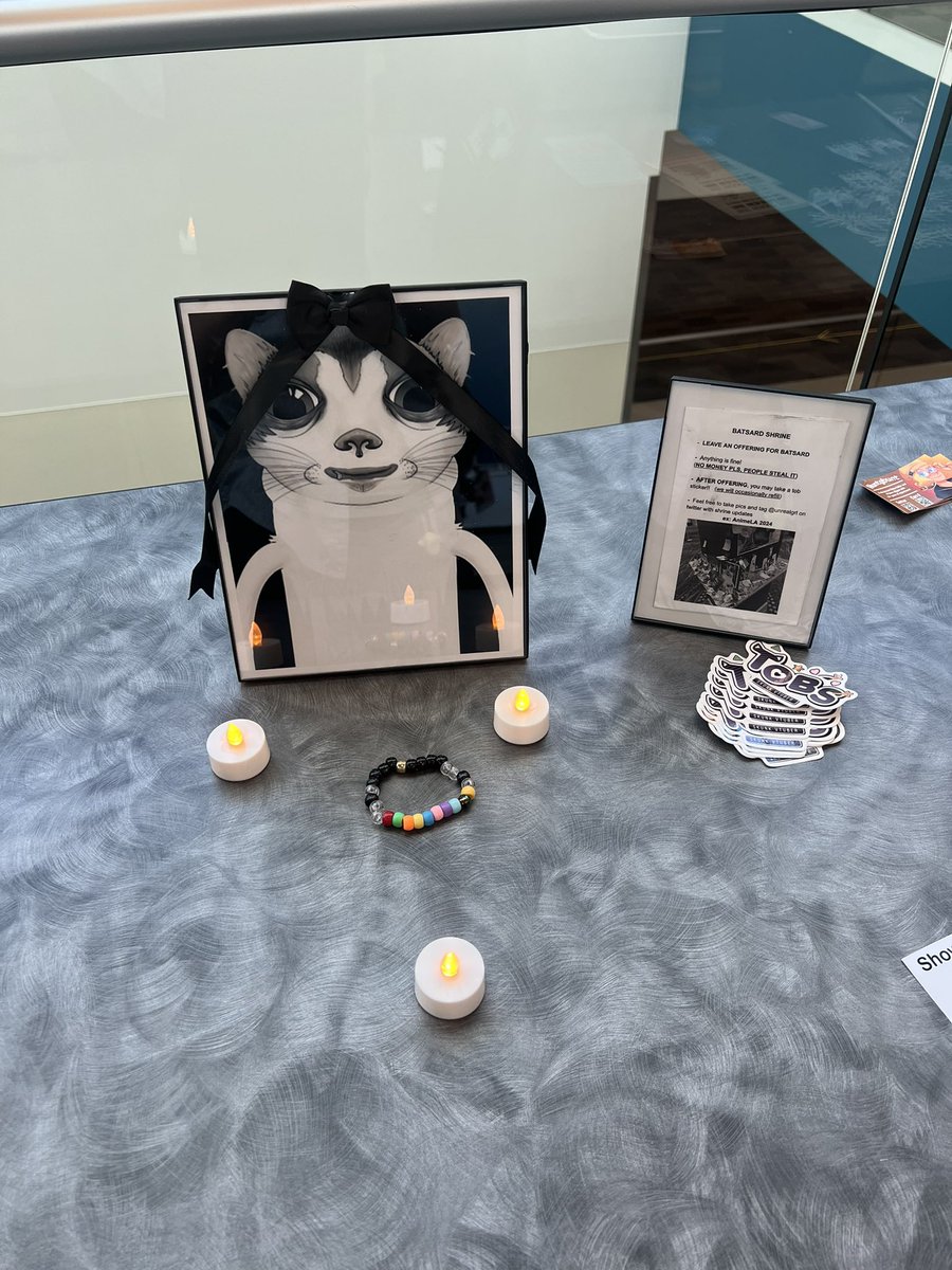 15digitlongname's tweet photo. Batsard shrine is up at offkai 🕺🏻
Atrium tables
Make sure to leave an offering and pay you respects if you spot it🙏 
#offkai #tobsART https://t.co/OShIRdwdhE