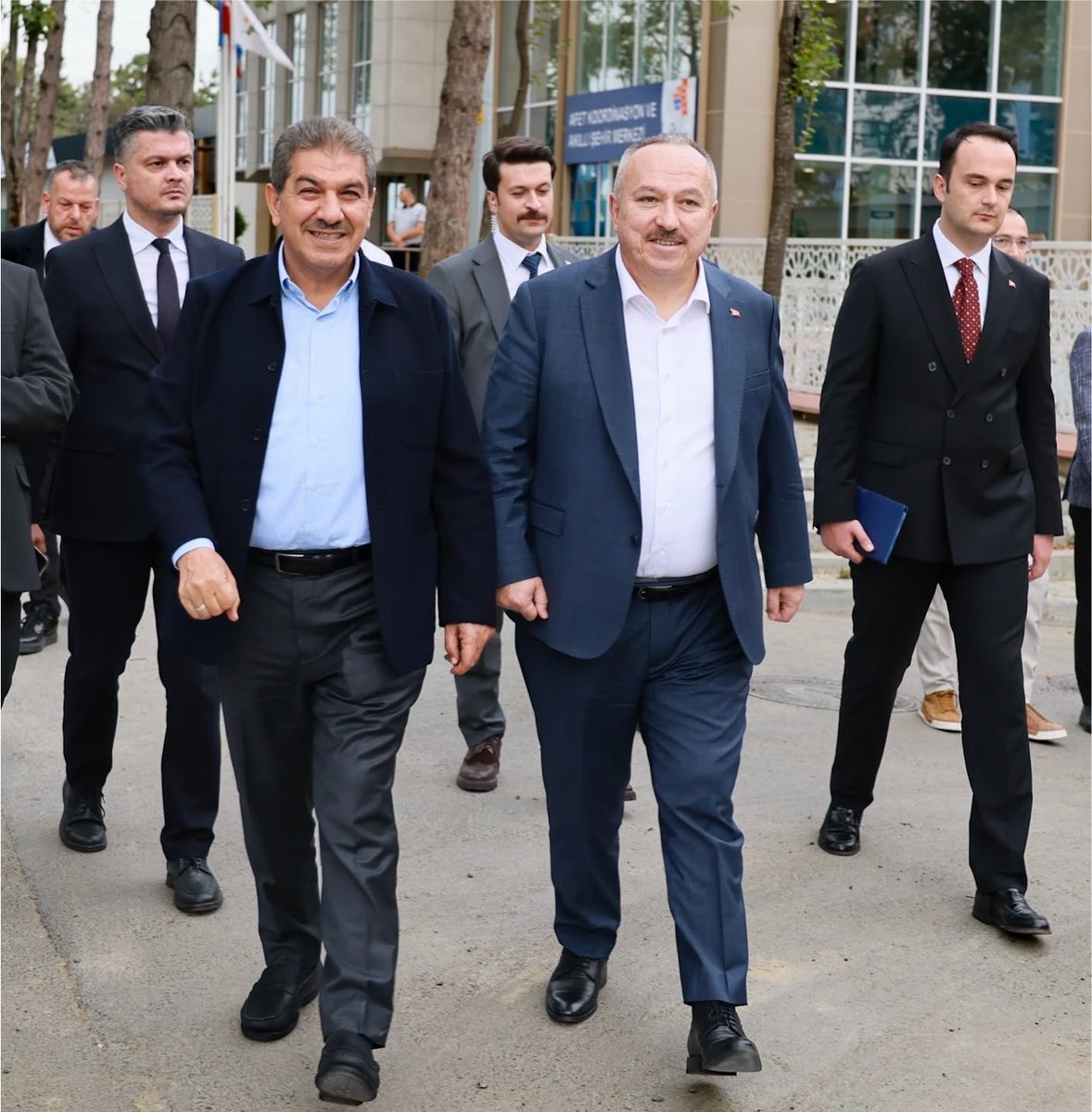 tevfikgoksu's tweet photo. Emniyet Genel Müdürümüz Sayın Ali Fidan’ı, Türkiye’de ilk olan Esenler Afet Koordinasyon ve Akıllı Şehir Merkezimizde ağırlamaktan memnuniyet duyduk.

1.291 cadde, sokak ve parklarımızda kurduğumuz akıllı kamera sistemiyle, Esenler’i huzurun, güvenliğin şehri ve suçun olmadığı bir ilçe haline getirmek için çalışmalarımıza kararlılıkla devam ediyoruz. 

Nazik ziyaretleri için Sayın Emniyet Genel Müdürümüze teşekkür ediyor, görevinde başarılarının devamını diliyorum. @ValiFidan